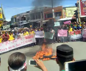 Ribuan Mahasiswa Gelar Aksi Demo Depan Gedung DPRK