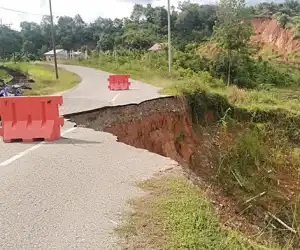 Akses Jalan Penghubung Menuju Makodim Abdya Rusak Berat