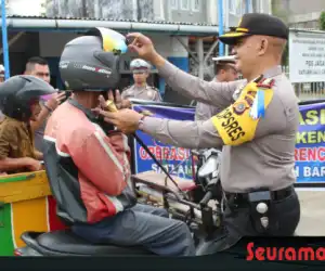 Polres Abdya Bagikan Helm Gratis Untuk Pengendara