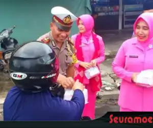 Satlantas dan Bhayangkari Bagi-Bagi Takjil Kepada Pengendara