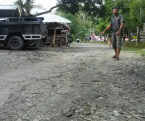 Kondisi Jalan Gampong Tokoh II Memprihatinkan