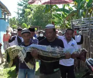 Karena Beda Pilihan, Makam Kakek dan Cucu di Bongkar