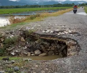 Lobang Besar di Lembah Sabil Abdya, Hambat Arus Transportasi