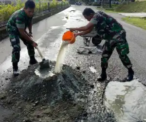 Tak Diperbaiki, TNI Turun Tangan Tambal Lobang Jalan di Suka Makmue