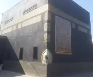 Mirip Ka’bah, Menarik Minat Warga Shalat di Masjid Al Majid