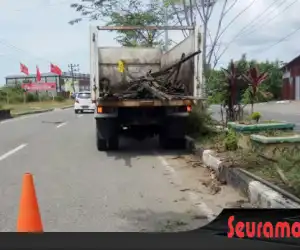 Setelah Lama Dikritik Warga, Pagar Median Jalan Mulai di Bongkar