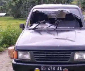 Bersenggolan Dengan Sepeda Motor, Mobil Patroli Polisi Dirusak Warga