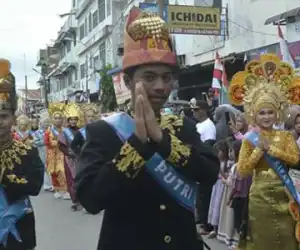 Pelajar Berpakaian Adat Warnai Karnaval HUT RI ke 74 di Abdya