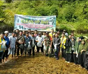 Aparatur Gampong dan Mahasiswa UTU Lepas Ribuan Ikan Air Tawar di Abdya