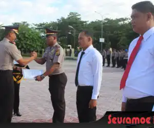 Kapolres Beri Penghargaan Kepada Kapolsek Kuala dan Dua Personel