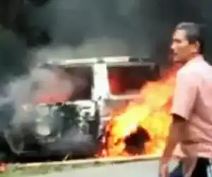 Warga Bakar Mobil Pencuri Kambing Yang Kabur Ke Hutan