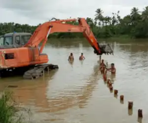 Warga Lueng Teuku Ben Buat Penahan Erosi Dari Batang Kelapa