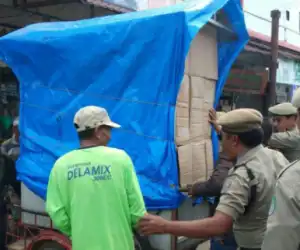 Satpol PP Bersama Disperindagkop AbdyaTertibkan Pedagang Kaki Lima