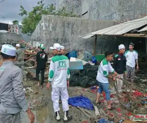 TSUNAMI ANYER - Laskar FPI Tim Pertama Tembus Daerah Bencana Tersulit