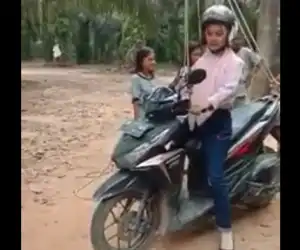 VIDEO - Viral Dua Wanita "Flying Fox" Pakai Motor Matic