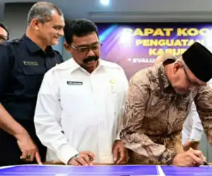 H. TR Johari, Tanda-Tangani Komitmen Keterbukaan Informasi Publik