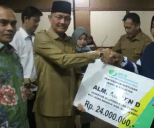 Sekda Serahkan Santunan Kematian Kepada Ahli Waris Aparatur Desa
