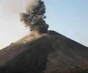 Erupsi Gunung Anak Krakatau Semburkan Kolom Abu Putih Capai 1.500 Meter