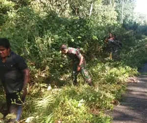 Ancam Pengendara, TNI dan Masyarakat Bersihkan Badan Jalan
