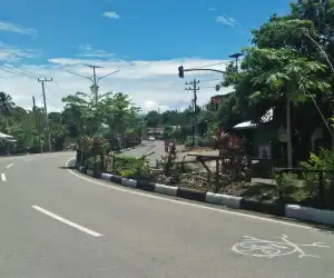 Pagar Taman Jalan Roboh dan Miring, Pengguna Jalan Terancam