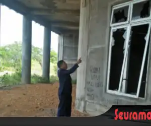 Pintu dan Jendela Gedung Serba Guna Nagan Raya di Rusak?