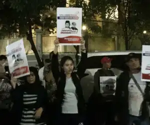 Sekelompok Massa Lakukan Aksi di Depan Rumah Prabowo