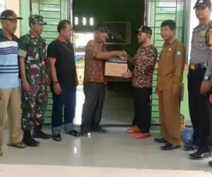 Wabup Abdya Salurkan Bantuan Untuk Korban Abrasi Pantai Susoh