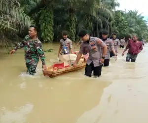 Kapolres dan Ketua Bhayangkari Salurkan Bantuan Banjir