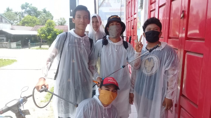 Cegah Covid-19, Gampong Padang Hilir Abdya Semprot Disinfektan di Rumah Warga