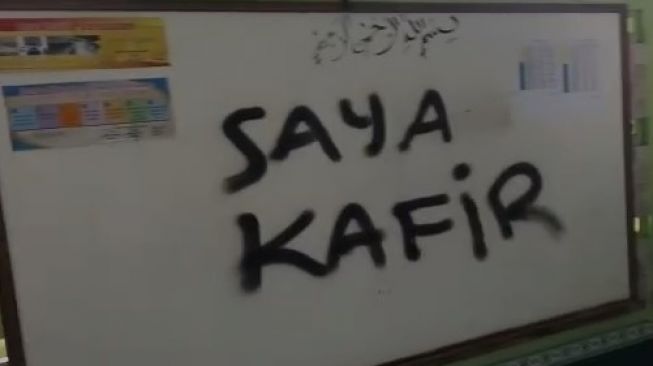 Biadab! Musala Dirusak, Al Quran Dicoret, Tembok Ditulis "Saya Kafir"