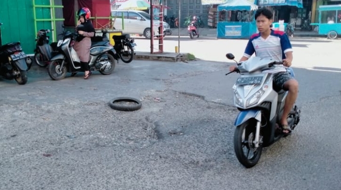 Pengendara Keluhkan Aspal Hotmik Rusak di Jalan Pendidikan Abdya