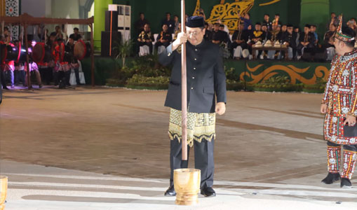 Kapolda Menumbuk Rempah dengan “Leusoeng Kayee”