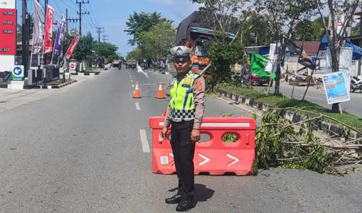 Sopir Mengantuk, Truk Fuso Tabrak Trotoar di Aceh Barat