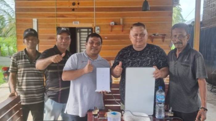 Ketua DPRK Aceh Jaya Sementara Serahkan Bantuan Internet Starlink di Gampong Teupin Ara