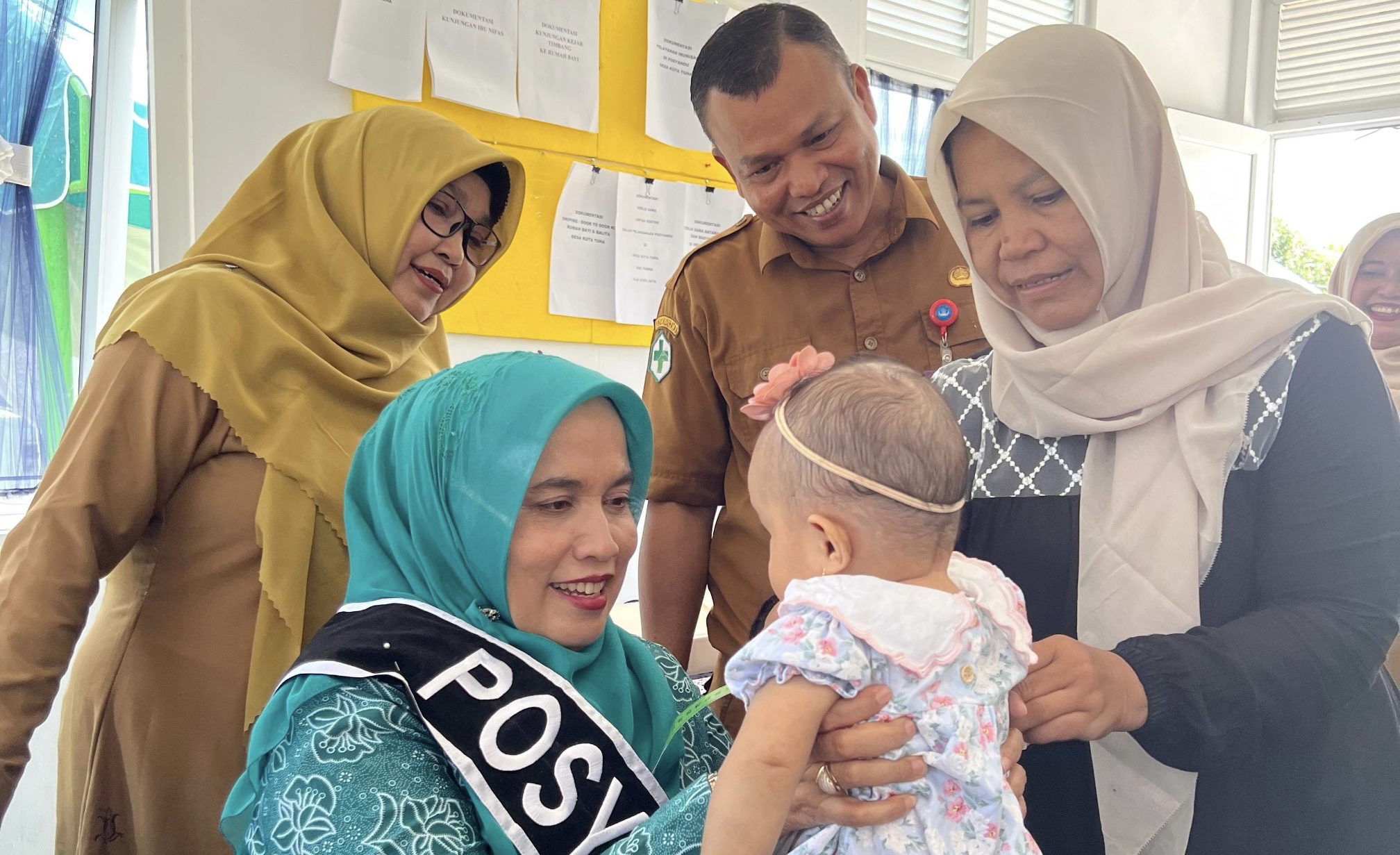 Kunjungi Posyandu Prima Gampong Kuta Tuha, Mahdalena Ajak Warga Perhatikan Gizi dan Imunisasi Anak