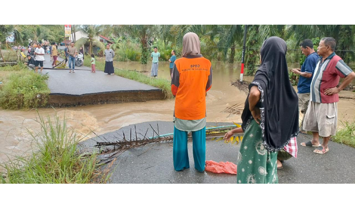 Diterjang Banjir, Jembatan Penghubung di Nagan Raya Putus Total