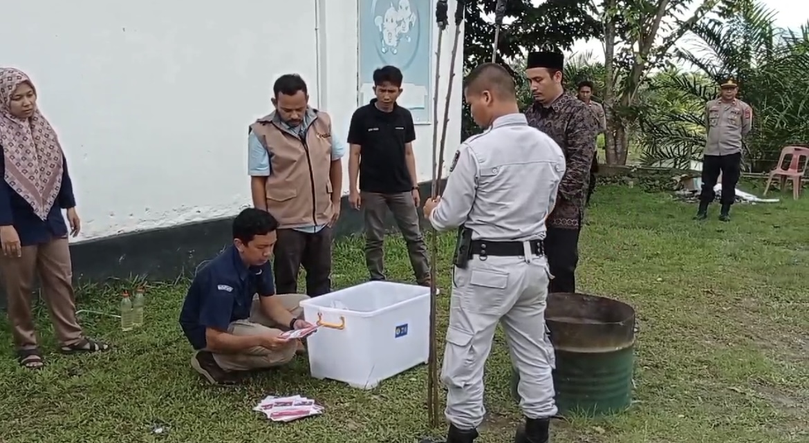 KIP Aceh Singkil Musnahkan 368 Surat Suara Pilkada 2024 Yang Rusak