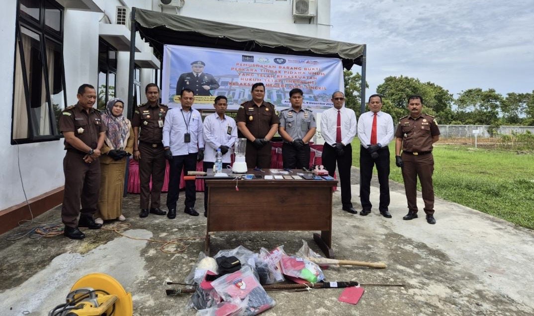 Kejari Aceh Singkil Musnahkan Barang Bukti 21 Kasus Tindak Pidana Umum