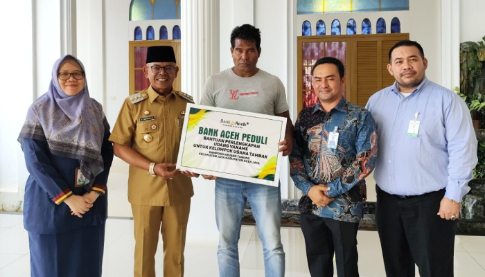 Pj. Bupati Aceh Jaya Serahkan Dana CSR Bank Aceh Kepada Kelompok Usaha Tambak