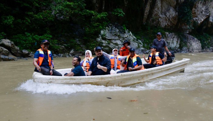 Pj. Bupati Aceh Jaya Dampingi Pj. Gubernur Aceh Kunjungi Wisata Air Terjun Ceuraceu Embon