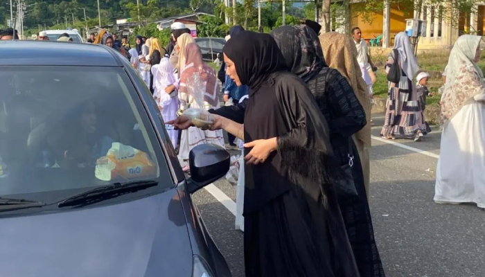 Ketua TP PKK Aceh Jaya Terpilih Bagikan Takjil Bersama TK Putra II Calang