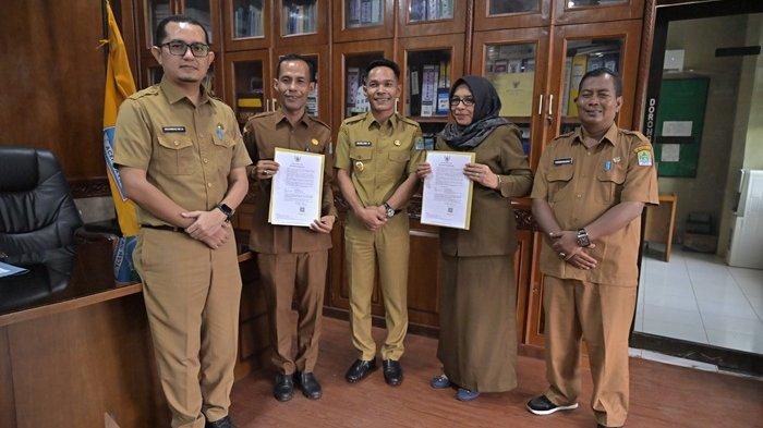 Muslem D Serahkan Dua SK Plt Kepala Dinas di Aceh Jaya