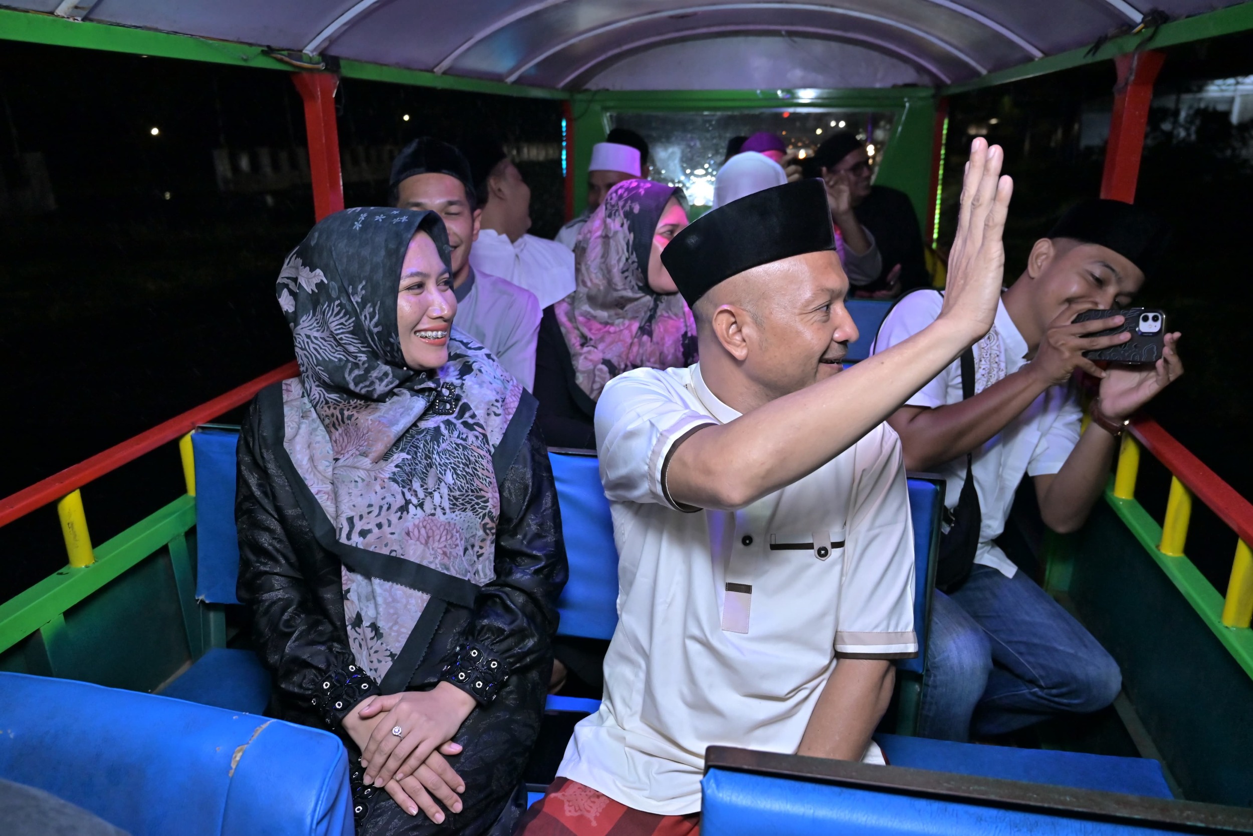 Usai Buka Pawai Takbir Idul Fitri, Safwandi Keliling Naik Odong-odong