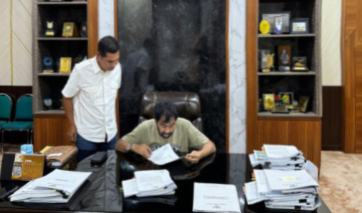 Tiba di Banda Aceh, Mualem Langsung Bekerja Hingga Larut Malam