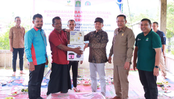 Pemkab Aceh Jaya Serahkan Bantuan ke Komunitas Adat Terpencil