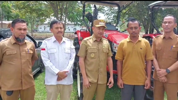 Dua Kelompok Tani di Kabupaten Aceh Jaya Terima Bantuan Traktor