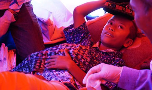 Di Aceh Tengah, Anak-anak Jalani Sunat Massal di Tenda Pengungsian