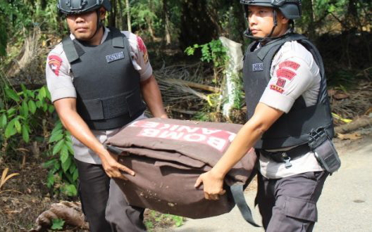 Bom Sisa Konflik di Evakuasi Dari Kebun Warga