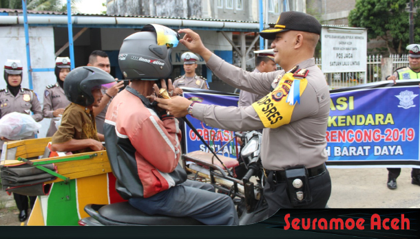 Polres Abdya Bagikan Helm Gratis Untuk Pengendara