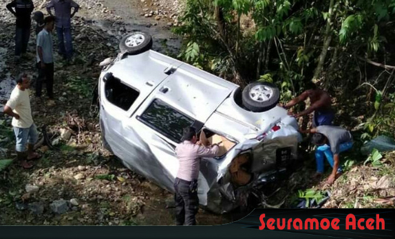 Hilang Kendali Mobil Daihatsu di Abdya Terjun ke Sungai
